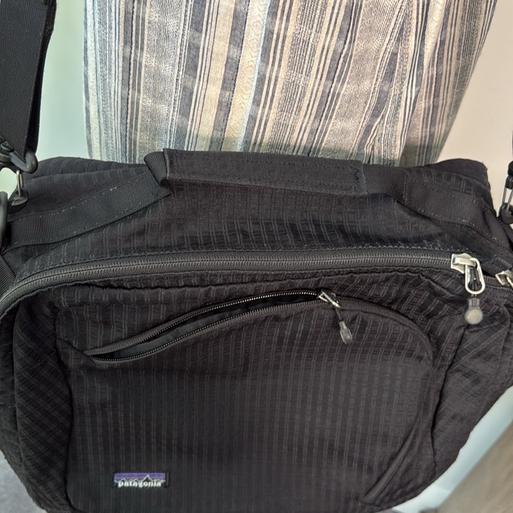 Patagonia Black Duffle EUC Large - Picture 4 of 9